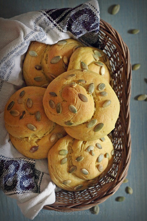 Pumpkin Cornmeal Bread Rolls 1